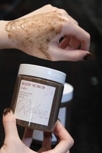 Tẩy Tế Bào Chết Body Bao Nhiêu Phút Là Đủ